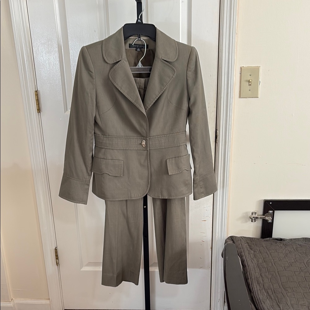 Anne Klein Light Green Pant Suit